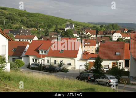 Guardando verso il basso sul villaggio di Weinstadt,Germania. Foto Stock