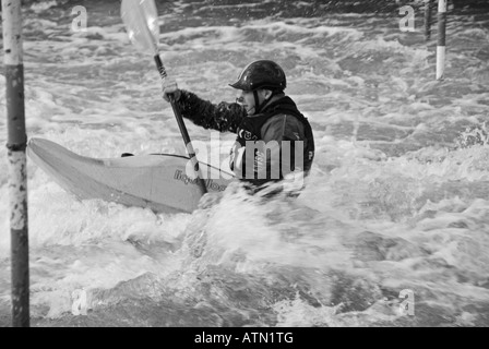 White water kayak su un corso di slalom a holme pierrepont national centro di sport acquatici nottingham Foto Stock