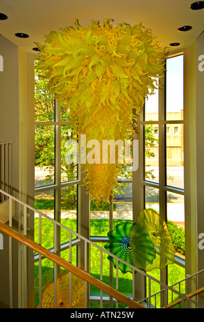 Neon giallo lampadario, zona di Columbus del centro visitatori, Columbus IN Foto Stock