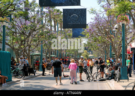 La terza strada lungomare di Santa Monica, in California, è un luogo popolare per il negozio e a piedi. Foto Stock