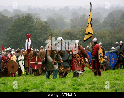 Guerriero ferito dall esercito sassone ha contribuito a spegnere il battlefield 1066 Battaglia di Hastings Inghilterra ri creazione Foto Stock