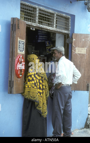 La popolazione locale di acquistare da una vetrina a Zanzibar Tanzania Africa orientale Foto Stock