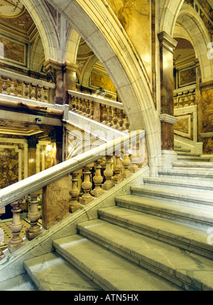 Glasgow City Chambers in George Square. Italianamente marmo scalinata centrale interno. La Scozia, Regno Unito Foto Stock