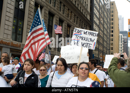 Lavoratori ispanica marciando in una protesta Chicago Illinois recanti segni Foto Stock