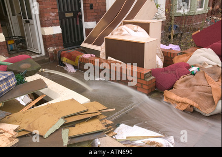 Pompando l inondazione da una casa sulla warwick road carlisle Foto Stock