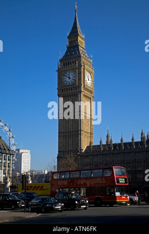 Double Decker Bus Taxi Big Ben Parliament Square Westminster London Inghilterra England Foto Stock