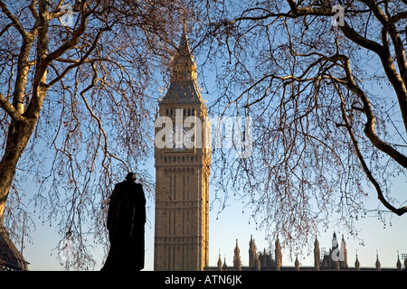 Statua di Benjamin Disraeli Big Ben Parliament Square Westminster London Inghilterra England Foto Stock