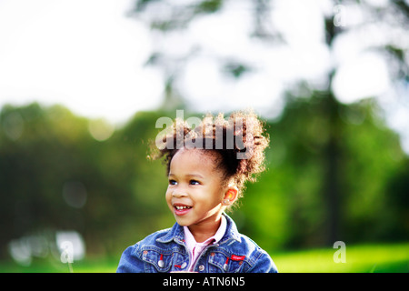 Ritratto di giovane africano ragazza americana con pig-tail sorridente Foto Stock