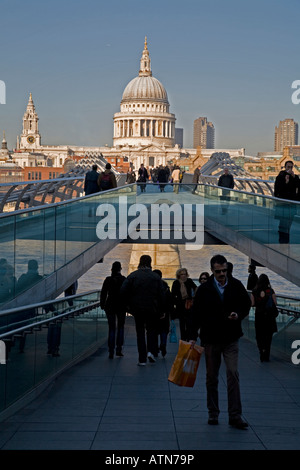 Le persone che attraversano le Millenium Bridge St Pauls Londra Inghilterra Foto Stock