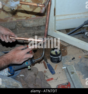 Plumber la saldatura di un tubo di rame Foto Stock