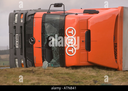 Autocarro soffiata oltre sulla M6 a Shap nel gennaio 2005 tempeste Foto Stock