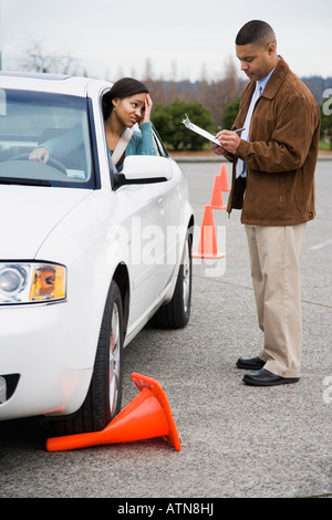Adolescente africana in esecuzione su cono stradale a test driver Foto Stock