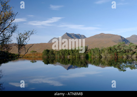 Coigach montagne da Drumrunie Loch, Inverpolly Riserva Naturale Nazionale. Ross and Cromarty, Scozia. XPL 3851-368 Foto Stock