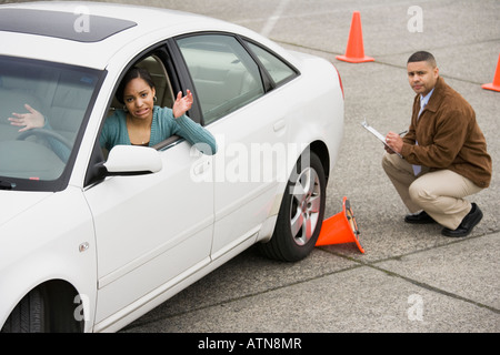 Adolescente africana in esecuzione su cono stradale a test driver Foto Stock