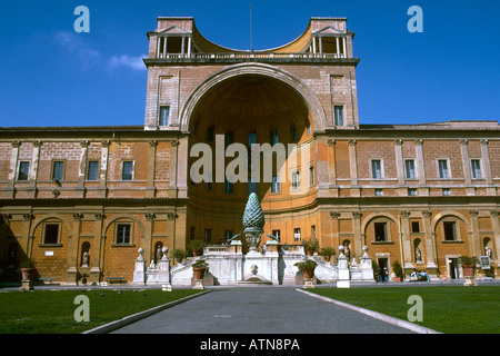 Roma. L'Italia. Cortile della Pigna Museo del Vaticano Foto Stock