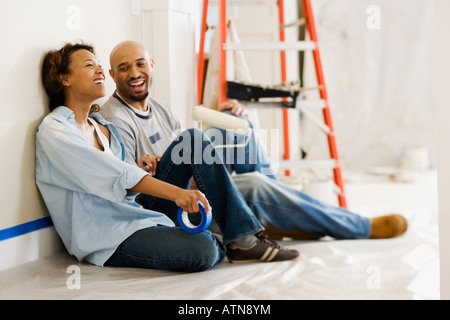 African giovane prendendo break dalla pittura Foto Stock
