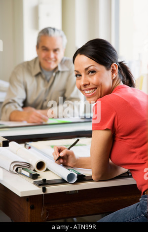 Ispanico architetto femmina alla scrivania Foto Stock