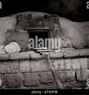 La produzione di pane in un antico forno di Pisac nella Valle Sacra nelle Ande peruviane in Perù in Latino America del Sud. Viaggi di cibo Foto Stock