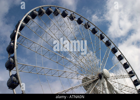 La ruota di Birmingham una temporanea gigantesca ruota panoramica Ferris in Centenary Square di Birmingham Estate 2006 Foto Stock