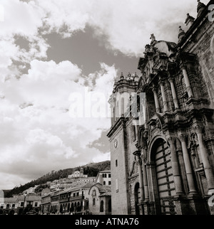 Cusco Basilica Cattedrale di Nostra Signora dell'Assunzione in Plaza de Armas in Cuzco nelle Ande peruviane in Perù in Latino America del Sud. Architettura Foto Stock