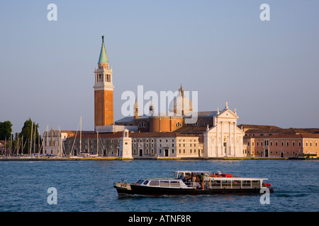 Venezia, Veneto, Italia. Vista su tutta la laguna fino alla Chiesa di San Giorgio Maggiore, vaporetto in primo piano. Foto Stock