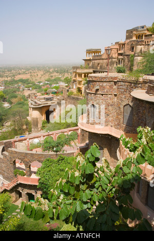 Elevato angolo di visione di un fortilizio, Neemrana Fort Palace, Neemrana, Alwar, Rajasthan, India Foto Stock