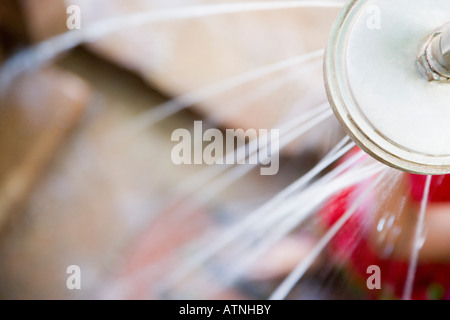 Close-up di acqua in uscita di una testa di doccia Foto Stock