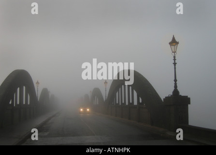 Ponte a Kirkcudbright nella nebbia Foto Stock