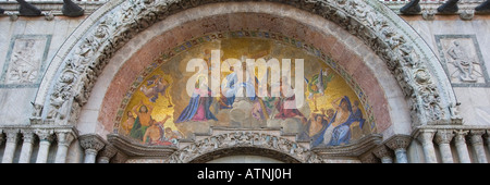 Venezia, Veneto, Italia. Colorato mosaico sopra la porta principale della Basilica di San Marco. Foto Stock