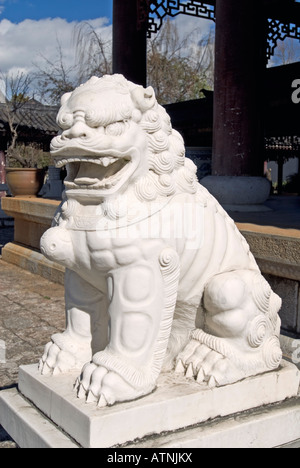 Cina, leone di pietra a Mu residenza familiare, Lijiang Old Town, nella provincia dello Yunnan Foto Stock