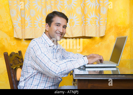 Ritratto di una metà Adulto Uomo che utilizza un notebook Foto Stock