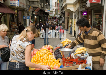 Frutta e verdura in stallo sulla trafficata strada di città, Istanbul, Turchia Foto Stock