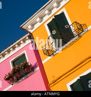 Burano, Venezia, Veneto, Italia. Dettaglio del tipico dipinto luminosamente case, inclinato in vista. Foto Stock