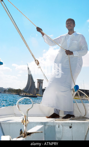 Marinaio nubiano vele la sua Felucca attorno all Isola Elefantina e all'isola Kitchener ad Aswan, Egitto, Africa Foto Stock