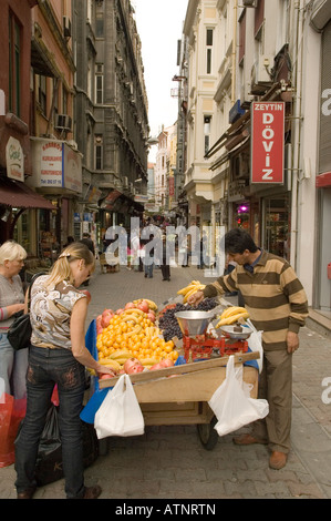 La frutta e la verdura in stallo sulla trafficata strada di città, Istanbul, Turchia Foto Stock