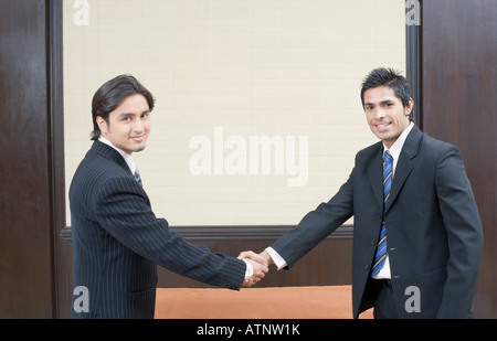 Ritratto di due imprenditori agitando le loro mani Foto Stock