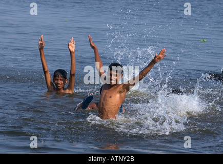 INDIA Kerala, ragazzi nuoto nelle backwaters Foto Stock