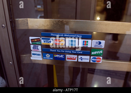 Logo per le carte di credito e di debito su l ingresso del Farley Post Office in NYC Foto Stock