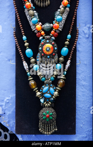 Colorate gioielli marocchino in vendita a Chefchaouen Foto Stock