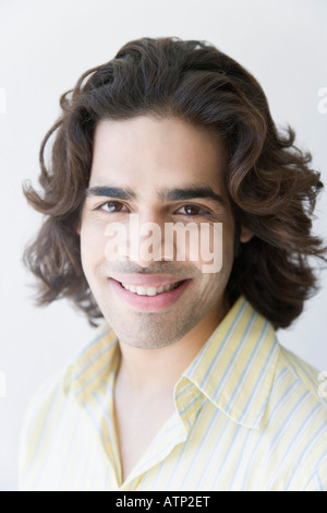 Ritratto di un giovane uomo sorridente Foto Stock