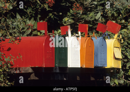 Vivacemente colorato di cassette postali negli Stati Uniti. Foto Stock