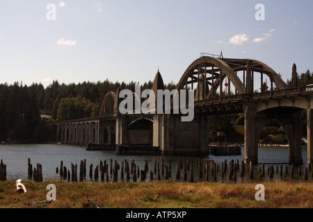 Siuslaw River Bridge sull'Autostrada 101 nel centro storico di Firenze, Oregon, Stati Uniti d'America Foto Stock