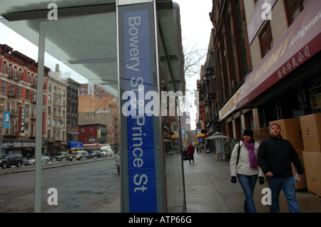 Giovane passeggiate passato ristorante venditori di alimentazione della modifica di Bowery a NYC Foto Stock