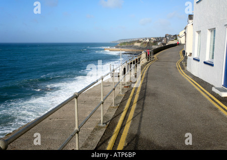 Strada stretta lungo il fronte mare in Porthleven, Cornwall Regno Unito. Foto Stock