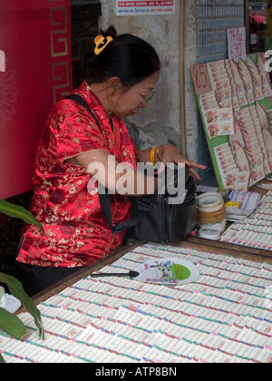 Fornitore di lotteria al cinese di nuovi anni in Bangkok Foto Stock