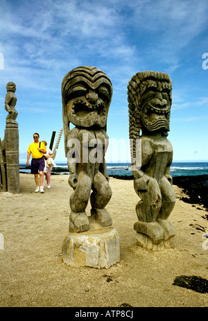 Ki sono sculture in legno presente un feroce benvenuti al luogo di rifugio Parco Nazionale sulla la Big Island delle Hawaii. Foto Stock