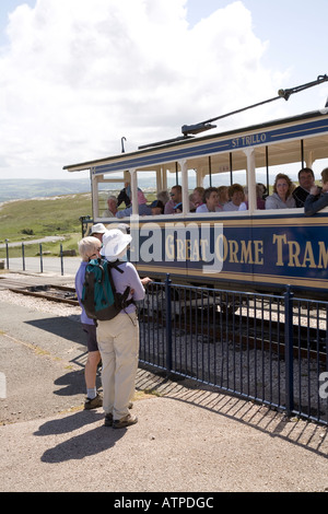 Persone che guardano il Great Orme Tramway Galles Llandudno Regno Unito Foto Stock