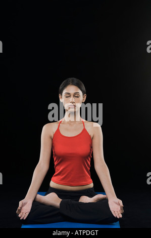 Close-up di una giovane donna a praticare yoga Foto Stock