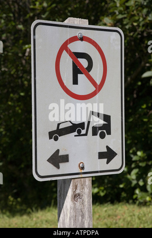 Nessun parcheggio e trainare il veicolo firmare l'isola di Vancouver in Canada Foto Stock