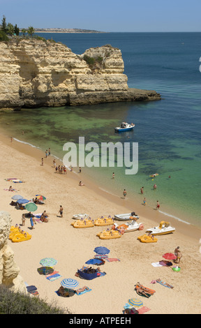 Il Portogallo, Algarve, Praia de Nossa Senhora da Rocha beach vicino a Armacao de Pera, nella parte anteriore del Viking Resort Foto Stock